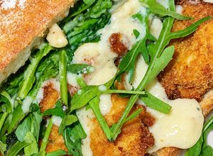 Foto principal de Bocadillo de Pollo Rebozado con Salsa Parmesana