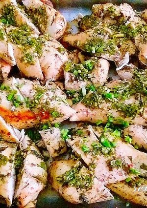 Una foto de Pechuga de pollo marinada con salsa chimichurri tradicional!