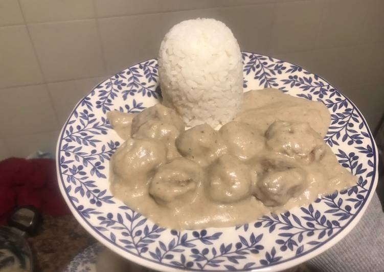 Albóndigas con salsa de cebolla y champiñones