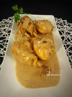 Una foto de Jamoncitos de pollo en salsa de cebolla