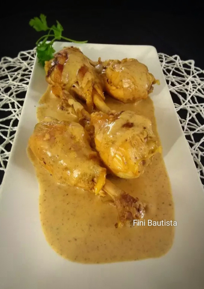 Una foto de Jamoncitos de pollo en salsa de cebolla