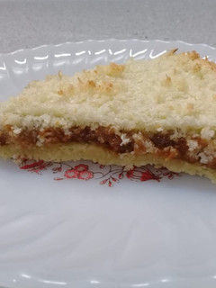 Una foto de Tarta de Coco y arequipe o dulce de leche