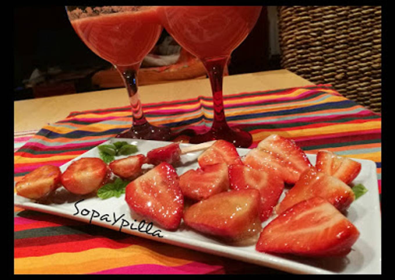 Cóctel de rosas, y fresas con gelatina de miel, de Ferran Adriá