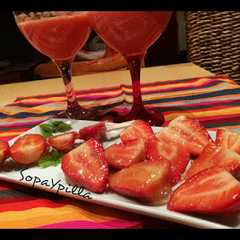 Una foto de Cóctel de rosas, y fresas con gelatina de miel, de Ferran Adriá