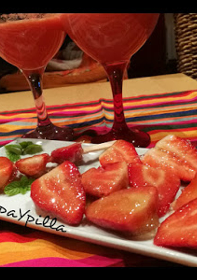 Una foto de Cóctel de rosas, y fresas con gelatina de miel, de Ferran Adriá