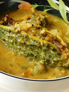 சுவையான சத்தான ஸ்டவ்ட் பாகற்காய், தக்காளி சாஸ்(stuffed bitter gourd in Tomato Sauce recipe in tamil) செய்முறை முக்கிய புகைப்படம்