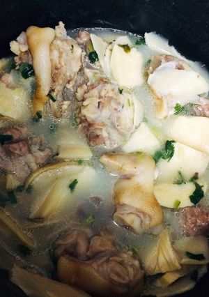 Hình của món Canh măng hầm móng giò.