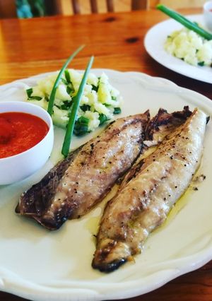 Una foto de Caballa al horno con salsa de pimiento y patata