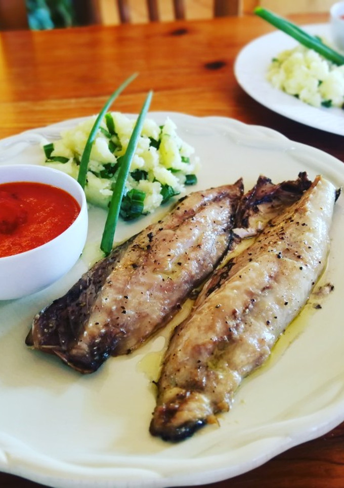 Una foto de Caballa al horno con salsa de pimiento y patata