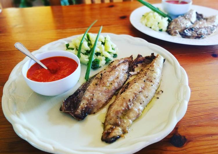 Caballa al horno con salsa de pimiento y patata