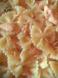 Farfalle al salmone con prezzemolo e capperi
