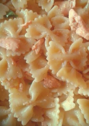 Foto di Farfalle al salmone con prezzemolo e capperi