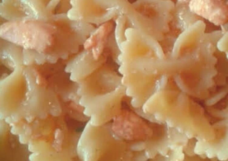 Farfalle al salmone con prezzemolo e capperi (ricetta light senz