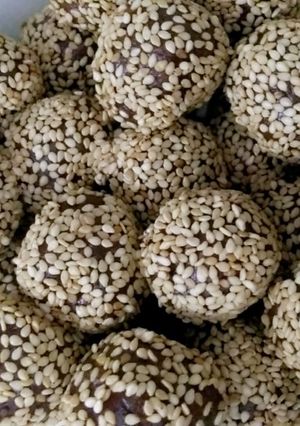 صورة لوصفة كرات التمر بالسمسم