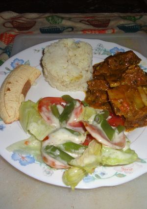 Una foto de Arroz salteado, costilla en coco, ensalada y plátano asado