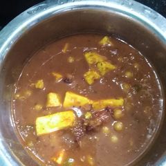 A picture of Paneer peas gravy.