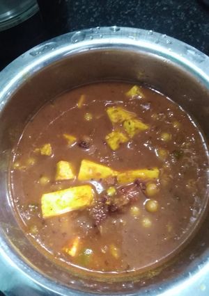 A picture of Paneer peas gravy.