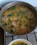Зелёный борщ с рисом и яйцом