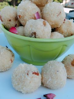 गोंद रवा इंस्टेंट लड्डू (Gond rava instant ladoo recipe in Hindi) रेसिपी मुख्य फोटो