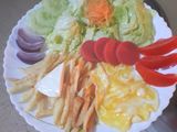 بطاطا مقلية مع سلاطة منوعة