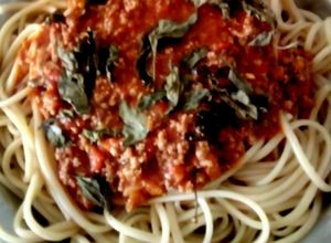 Una foto de Espaguettis con Carne Molida y Albahaca
