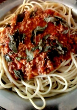 Una foto de Espaguettis con Carne Molida y Albahaca