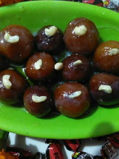 ब्रेड गुलाब जामुन (Bread gulab jamun recipe in hindi) रेसिपी मुख्य फोटो