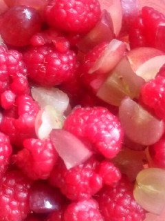 A picture of Grapes and Raspberry.