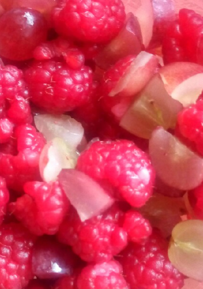 A picture of Grapes and Raspberry.