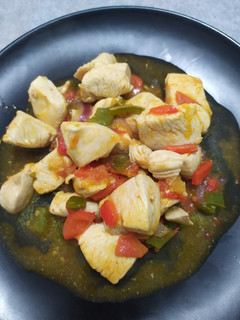 Una foto de Pollo con pimientos