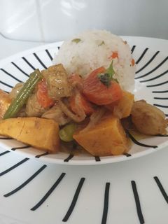 Una foto de Yassa pollo (en francés yassa de poulet)