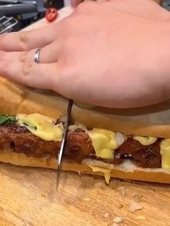 Hình của món Bánh Mì Sườn Xá Xíu Khổng Lồ.