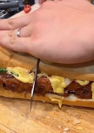 Hình của món Bánh Mì Sườn Xá Xíu Khổng Lồ.