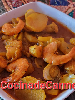 Una foto de Estofado de patatas con rape, sepia, langostinos y almejas