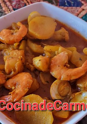 Una foto de Estofado de patatas con rape, sepia, langostinos y almejas