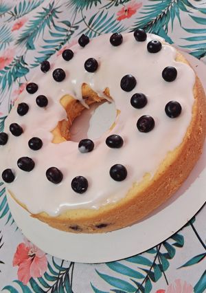 Una foto de Budín húmedo de limón y arándanos