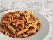 Una foto de pasta con nata