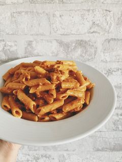 Una foto de Macarrones con nata, tomate, canela y chorizo
