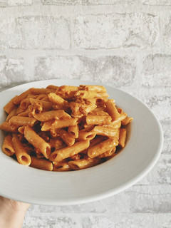 Una foto de Macarrones con nata, tomate, canela y chorizo