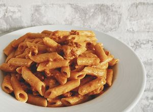 Foto principal de Macarrones con nata, tomate, canela y chorizo