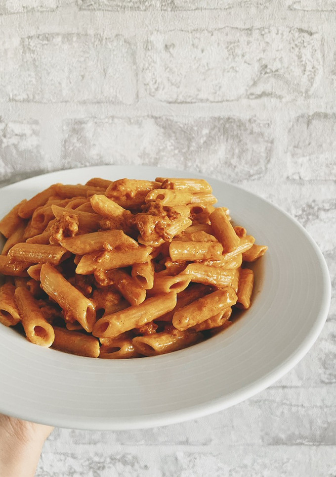 Una foto de Macarrones con nata, tomate, canela y chorizo