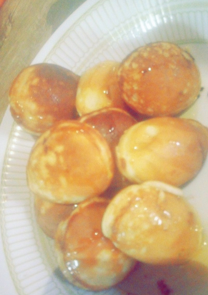 A picture of Pancake filled with nutella and glazed with honey.