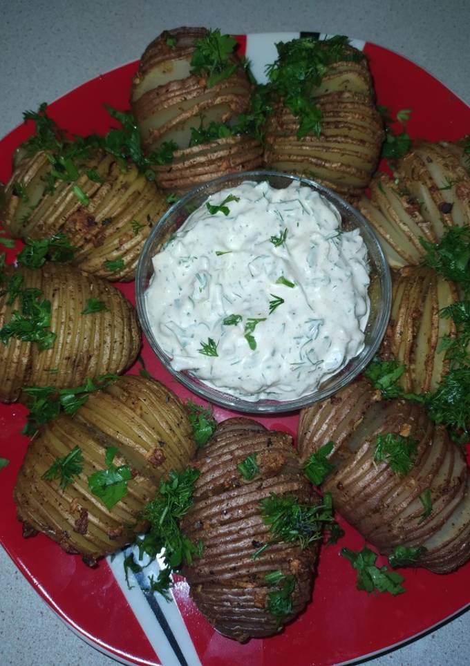 Картошка-гармошка з соусом і з квашеними огірочками