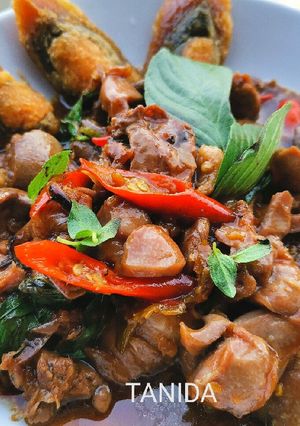 รูปของ เครื่องในไก่ผัดโหระพา กับไข่เยี่ยวม้ากรอบ