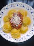 Sorrentinos con Masa de Zapallo y Salsa Bolognesa
