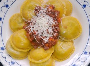 Una foto de Sorrentinos con Masa de Zapallo y Salsa Bolognesa
