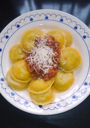 Una foto de Sorrentinos con Masa de Zapallo y Salsa Bolognesa