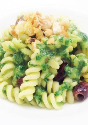 Foto di Fusilli con crema di piselli, rucola e croccante di parmigiano