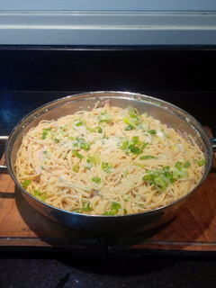 Una foto de Pasta Alfredo con Jamón y tocineta