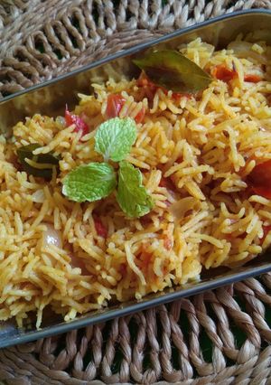 ટોમેટો રાઈસ (tomato rice recipe in gujarati) રેસીપી મુખ્ય ફોટો